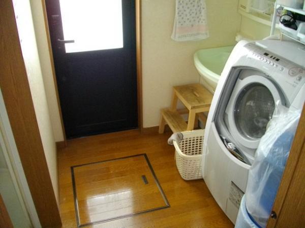 Wash basin, toilet. Wash undressing room with under-floor storage