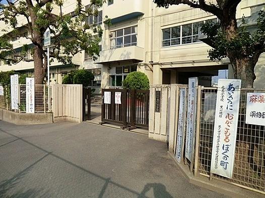 Junior high school. 980m until the sixth junior high school