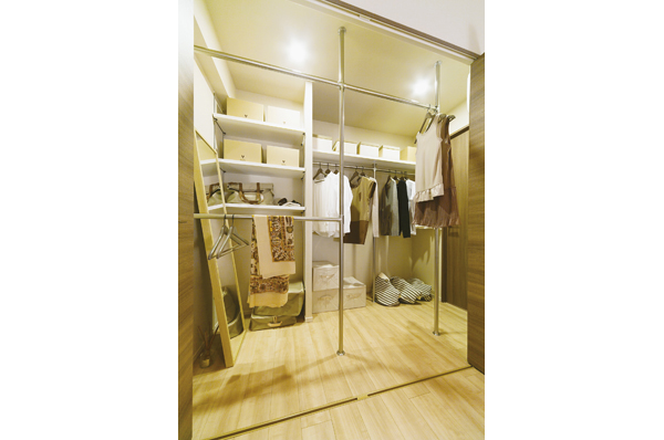 Set up a big walk-in closet in the Western-style (1), which can enter and exit from two directions of the corridor and the room