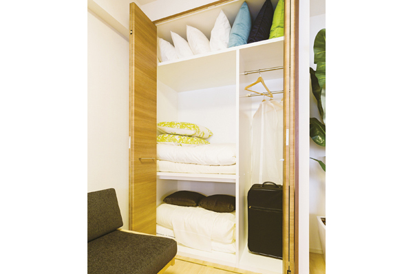 Western-style (3) to set up a futon closet with depth that can be futon also housed for the visitor is