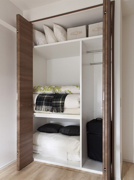 Receipt.  [Futon closet] Adopted in some residential units to "futon closet", which boasts a high storage capacity. Ya bulky thick duvet, It has secured the depth that can be organized together, such as bedding for the visitors. (Model Room II-EOB type)