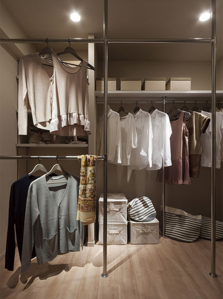 Receipt.  [Big walk-in closet] From coat to shirt, Adopt different clothing can be stored together in shape the "big walk-in closet" to some dwelling unit. There is also a walk-through type, It can also be used as a fitting room. (Model Room II-EOB type)