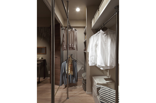 3 Set up a big walk-in closet in the Western-style (1), which can enter and exit from two directions of the corridor and the room