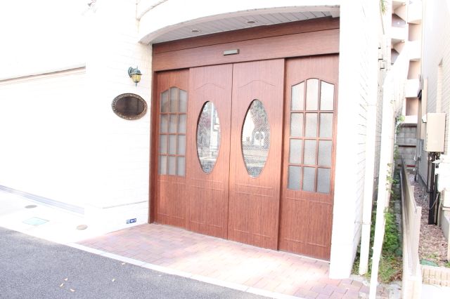 Entrance. Cute entrance of the landlord's Good!