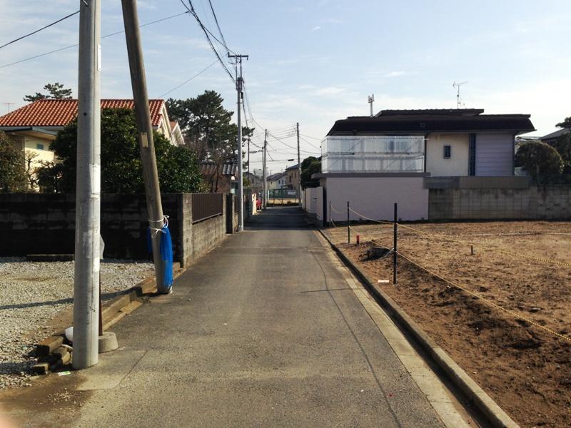 Local photos, including front road. North front road! And out of the car is also happy to. 