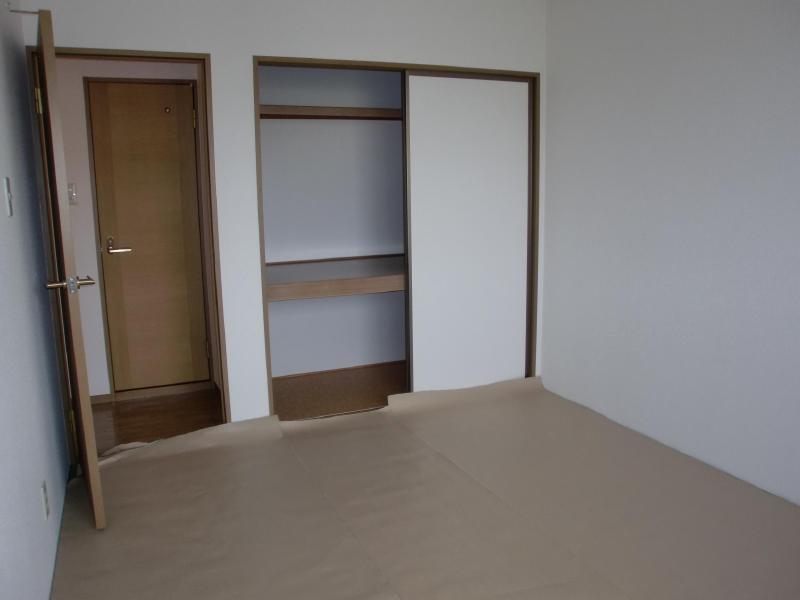 Living and room. There is also a Japanese-style room. Tatami is already exchange