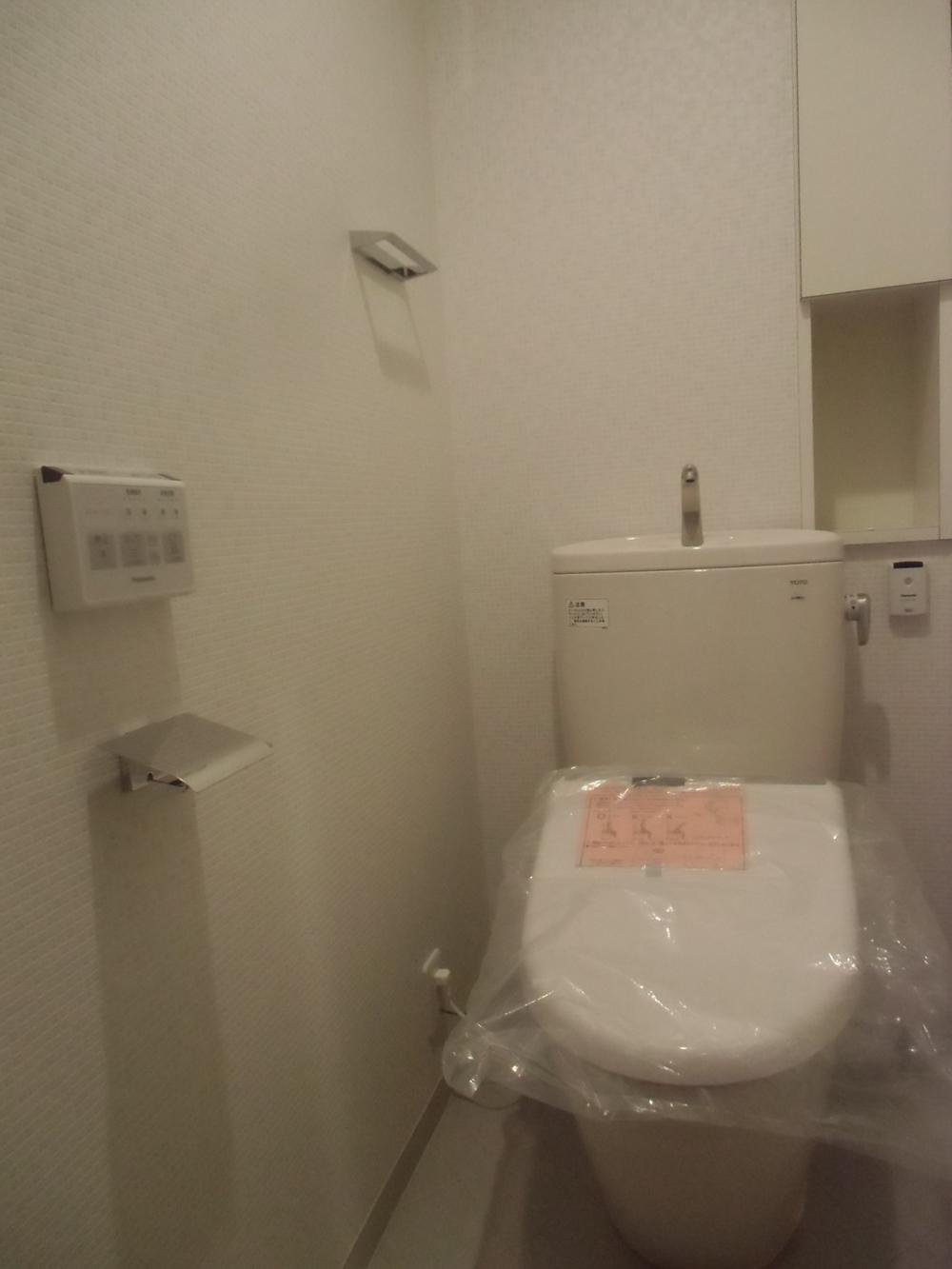 Toilet. Indoor (09 May 2013) Shooting