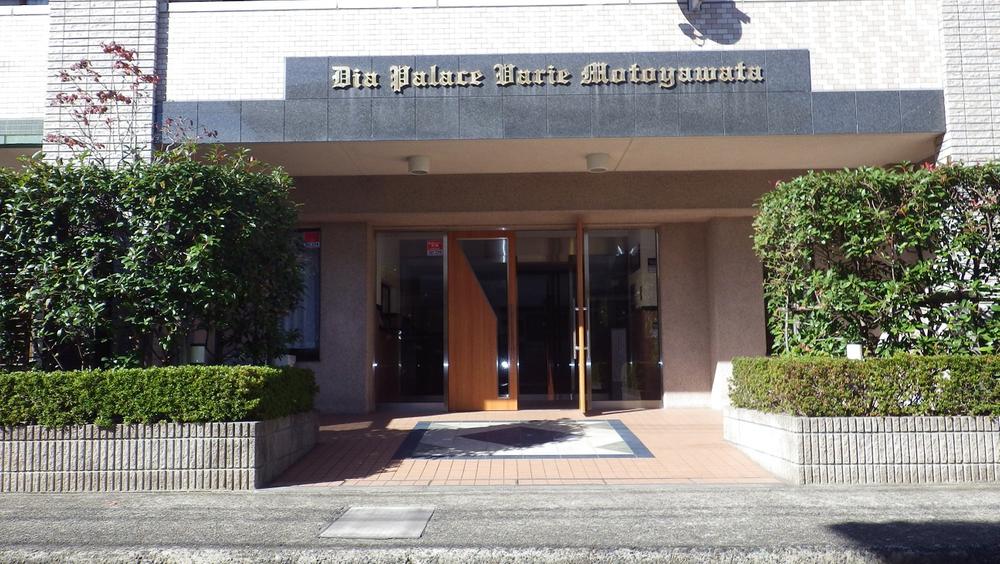 Entrance. Common areas