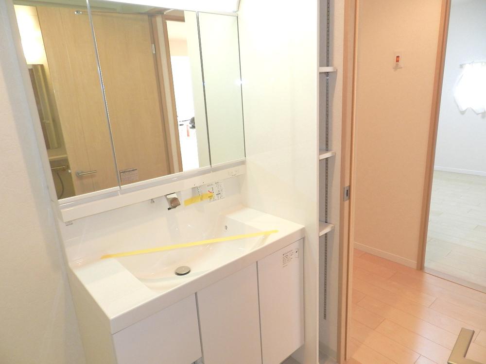 Wash basin, toilet. Indoor (11 May 2013) Shooting