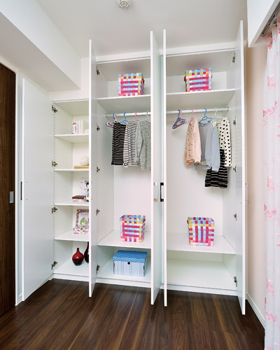 Receipt.  [System closet] System closet rich set the shelf that can be used depending on the application. Because it can use hard to put out the dead space, You come in handy as a storage of daily necessities.