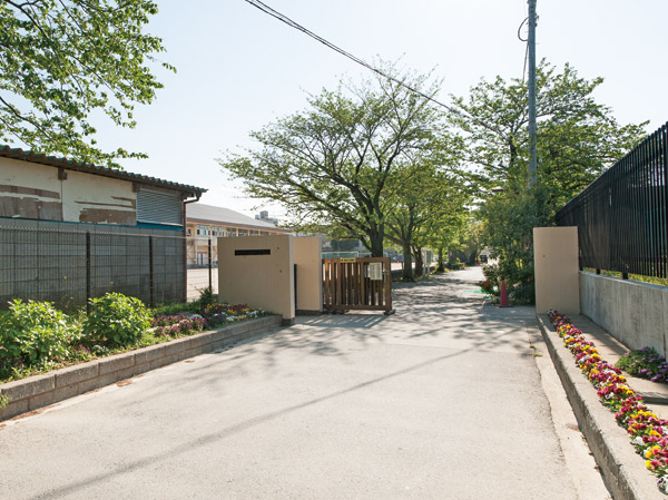 Surrounding environment. Municipal Ichikawa first junior high school (about 1940m ・ A 25-minute walk)