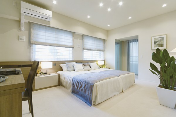 Optimal Western-style in the main bedroom (1). Walk-in closet is provided in all residence