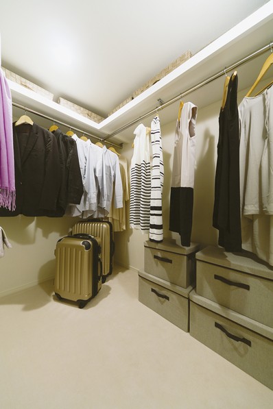 Providing a hanger pole in two directions, Walk-in closet that can store plenty