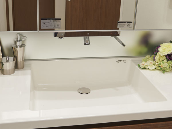 Bathing-wash room.  [Float line faucet (above the water discharge)] Water stain has to eliminate the rising of the faucet to be worried about. Since the water from the top out, It is used to not bend down, Also in tall vase, Pour a reasonably water.