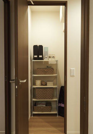 Receipt.  [Storeroom] Season supplies Ya, Sport ・ Leisure goods, Okemasu closed the luggage bulky, such as suitcase.
