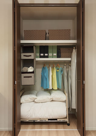 Receipt.  [Closet-type storage] Closet type housed ensure the depth and spacious. It can be stored other than the futon.