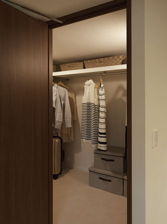 Receipt.  [Walk-in closet] Adopt a walk-in closet for all types of Western-style (1). In addition to the clothes, It is possible to accommodate a variety of things.