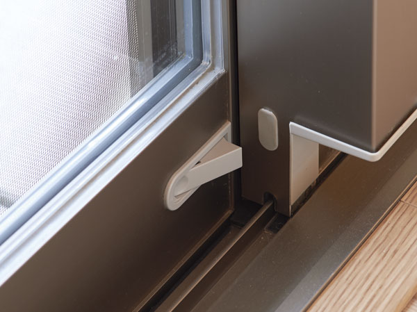 Security.  [Window stopper] Adopt a window stopper as an auxiliary lock that does not open only to unlock the Crescent lock of the sash. It enhances safety by double lock system.