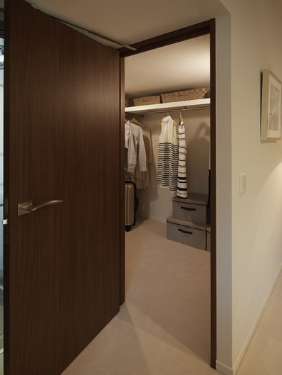 Walk-in closet a long coat and suit of length can be accommodated in the not to wrinkle