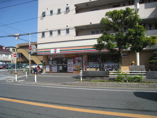 Convenience store. 300m to Seven-Eleven (convenience store)