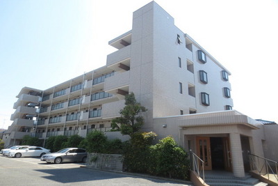 Building appearance. Large shopping mall nearby. This RC apartment of peace of mind. 