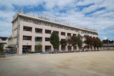 Primary school. Kokufudai until elementary school 1040m