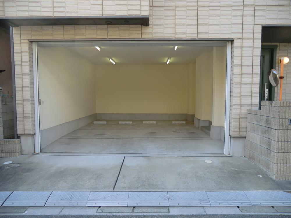 Parking lot. First floor garage (September 2013) Shooting