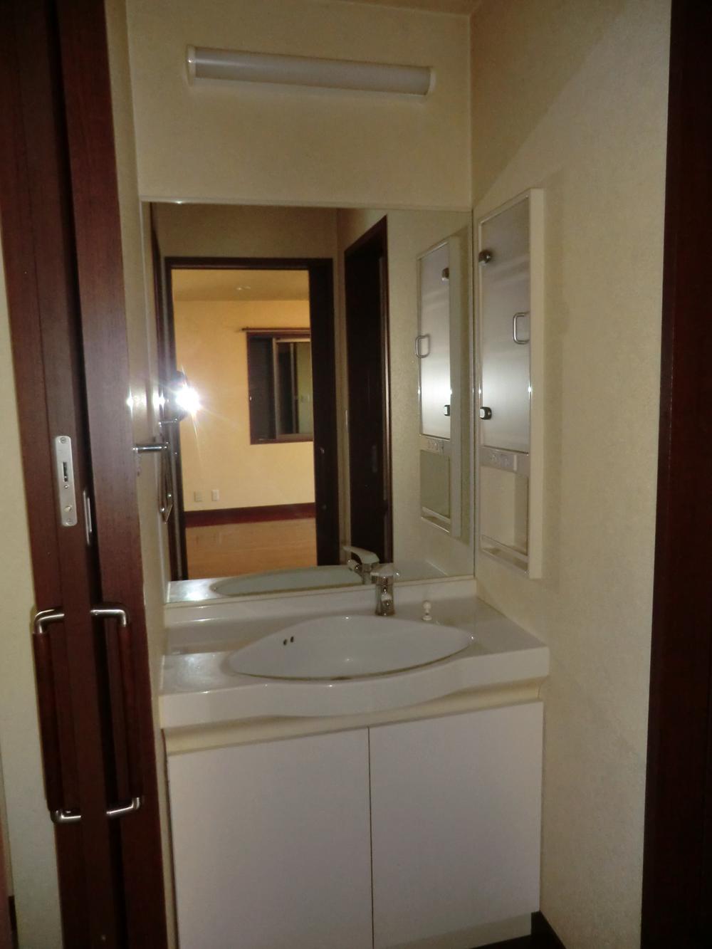 Wash basin, toilet. Indoor (September 2013) Shooting
