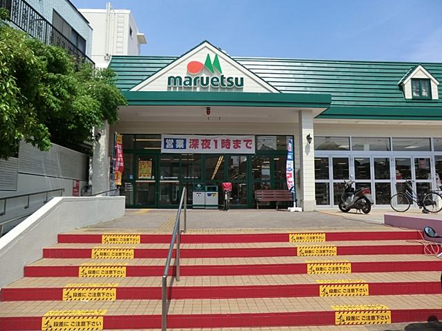 Supermarket. 1066m until Maruetsu arrow switching station shop