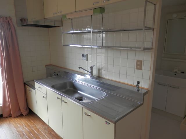 Kitchen. Gas stove is can be installed in the room.