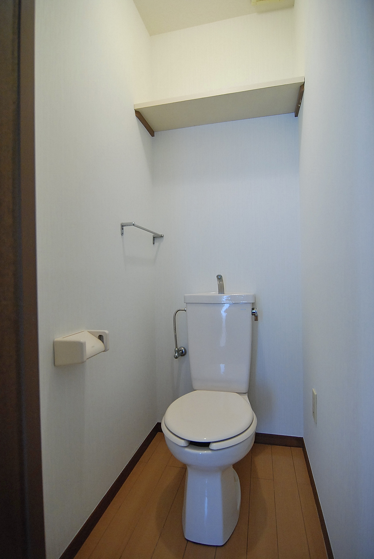 Toilet. Warm water washing toilet seat mounting is possible.  It has been replaced by paste wall Cross