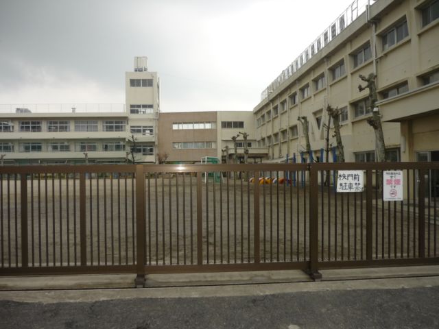 Primary school. 430m up to municipal Hirata elementary school (elementary school)