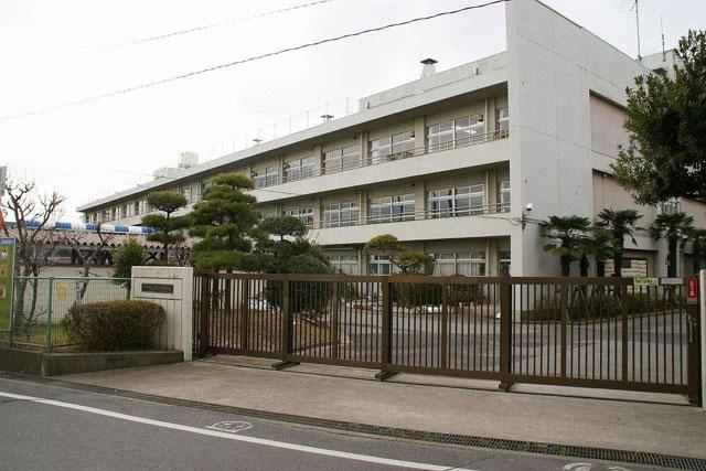 Primary school. 400m until Hirata elementary school