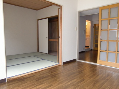 Living and room. It is south-facing bright rooms.