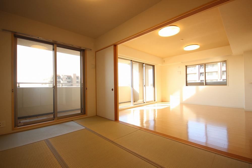 Non-living room. There is a Japanese-style room, It opened the bran, In spacious space