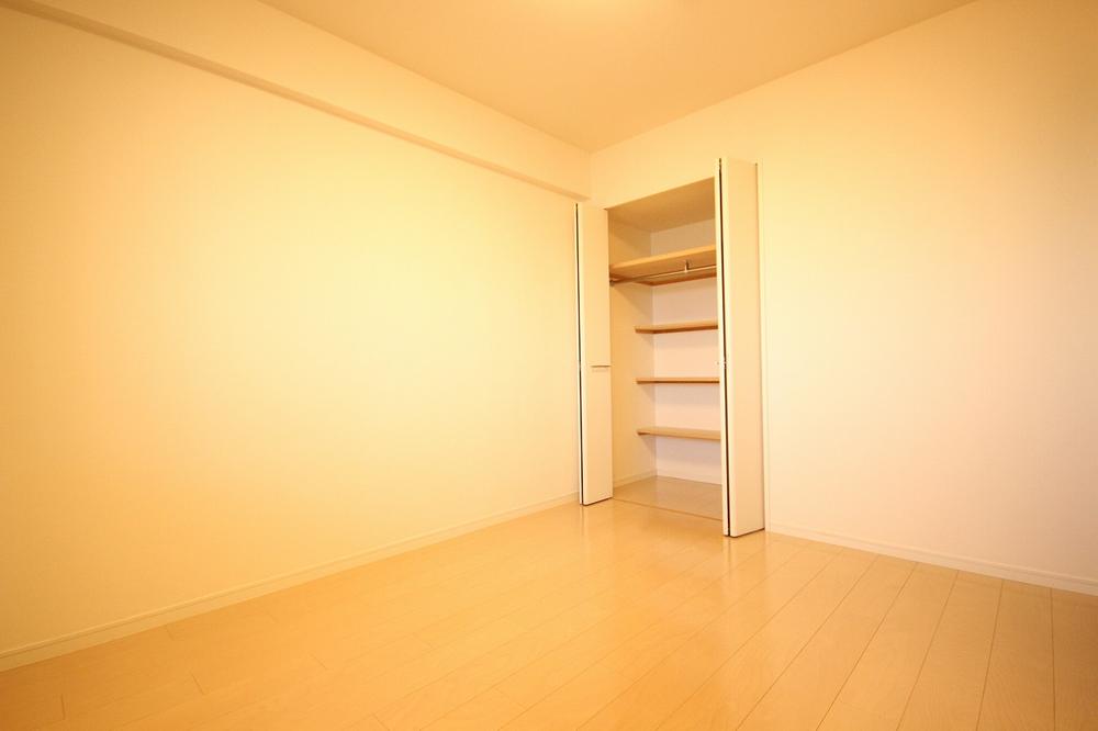 Non-living room. A amount of storage, Becoming the room