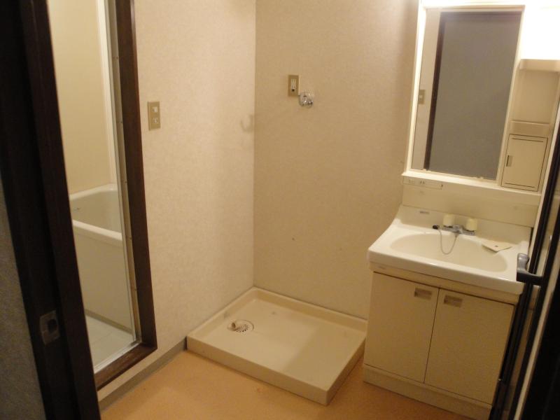 Washroom. It is useful in the morning and there is a separate wash basin. 