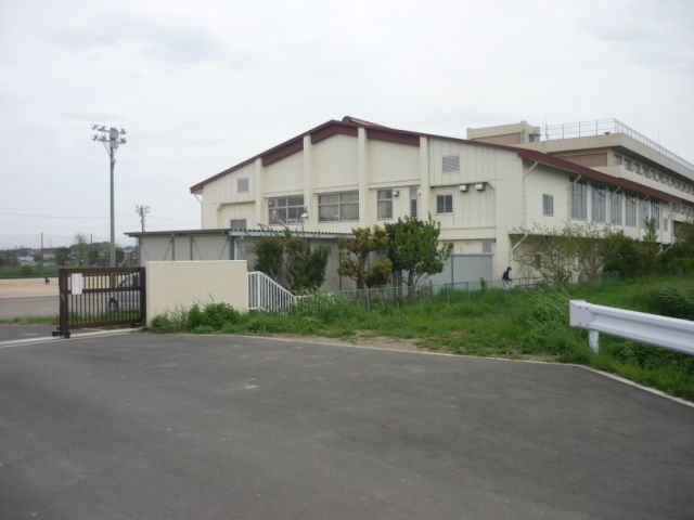 Junior high school. Municipal Higashikokubun until junior high school (junior high school) 770m