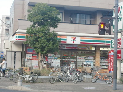 Convenience store. 300m to Seven-Eleven (convenience store)