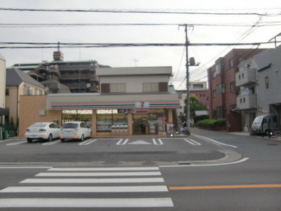 Convenience store. Seven-Eleven (convenience store) up to 100m