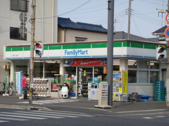 Convenience store. 480m to Family Mart (convenience store)