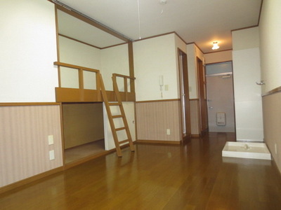 Living and room. It can be used spacious. 