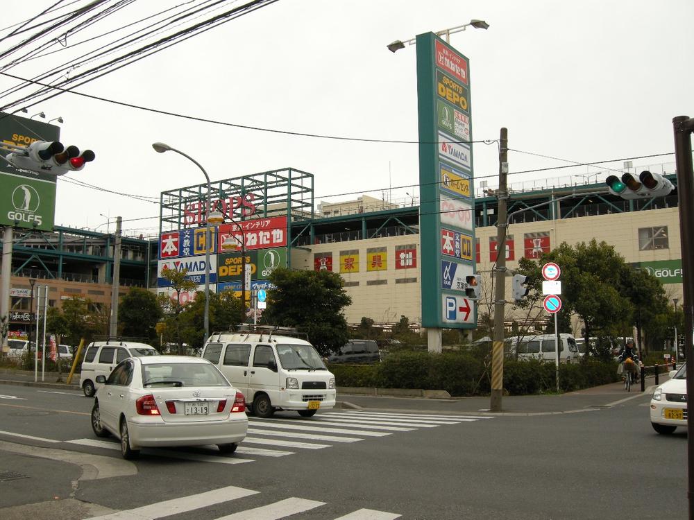 Shopping centre. Until SHOPS 160m