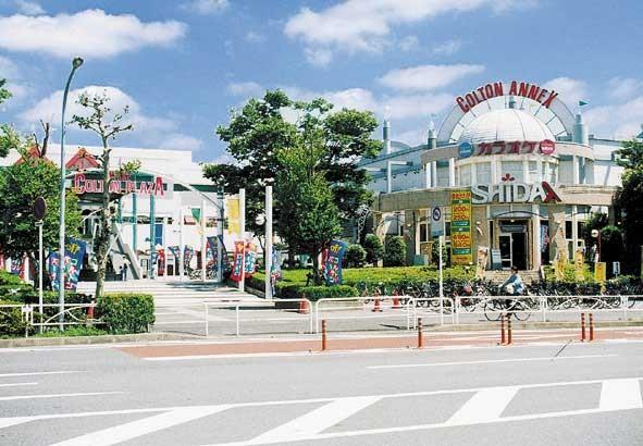 Shopping centre. Nickel Colton until Plaza 1040m