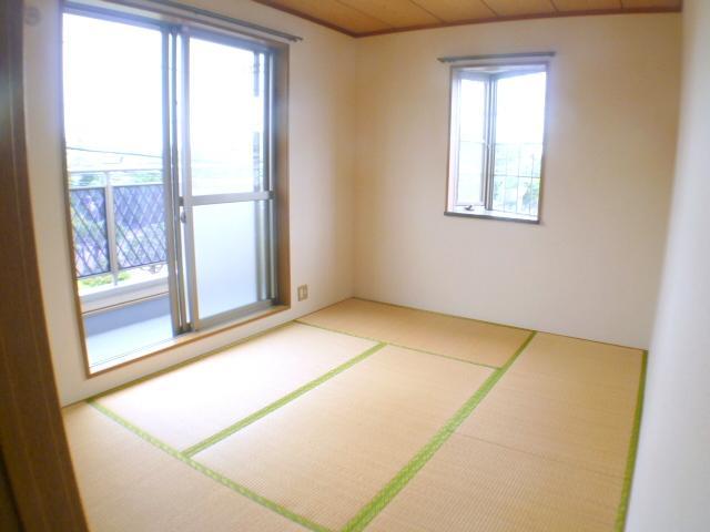 Other room space. There is also a Japanese-style calm down.