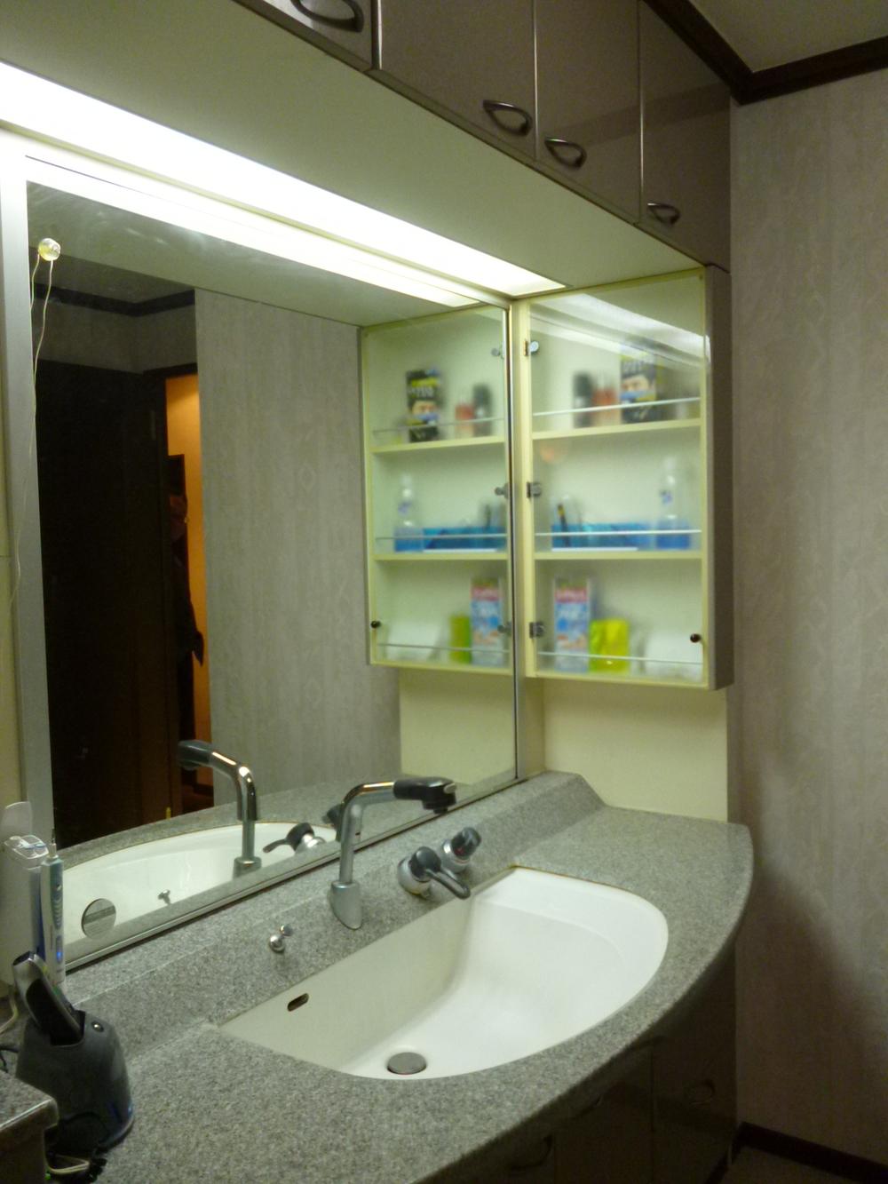 Wash basin, toilet. Indoor (11 May 2012) shooting