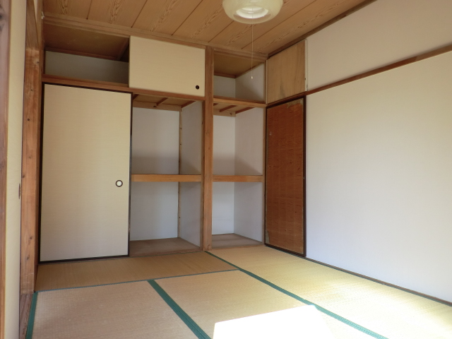 Other room space. East Japanese-style room: shooting the room from the balcony