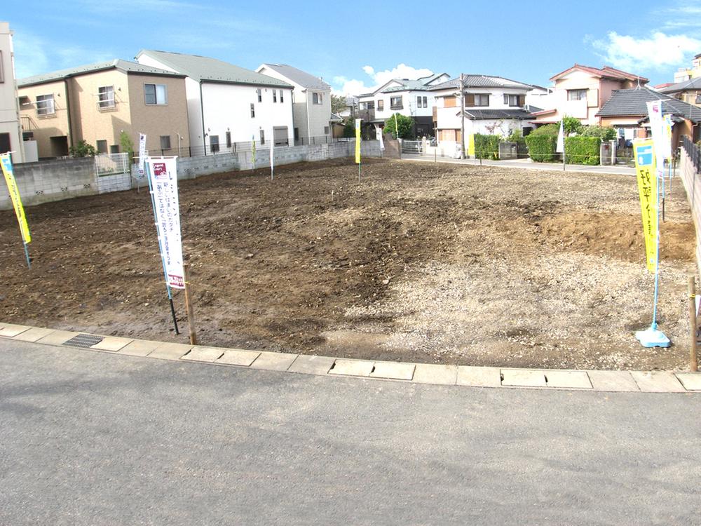 Local photos, including front road. A kind low-rise of a quiet residential area!