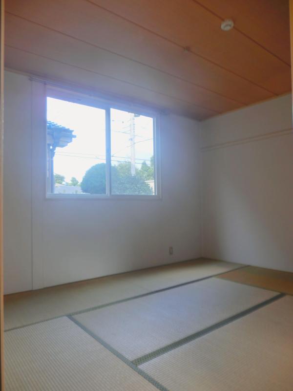 Other room space. Bright Japanese-style room! !