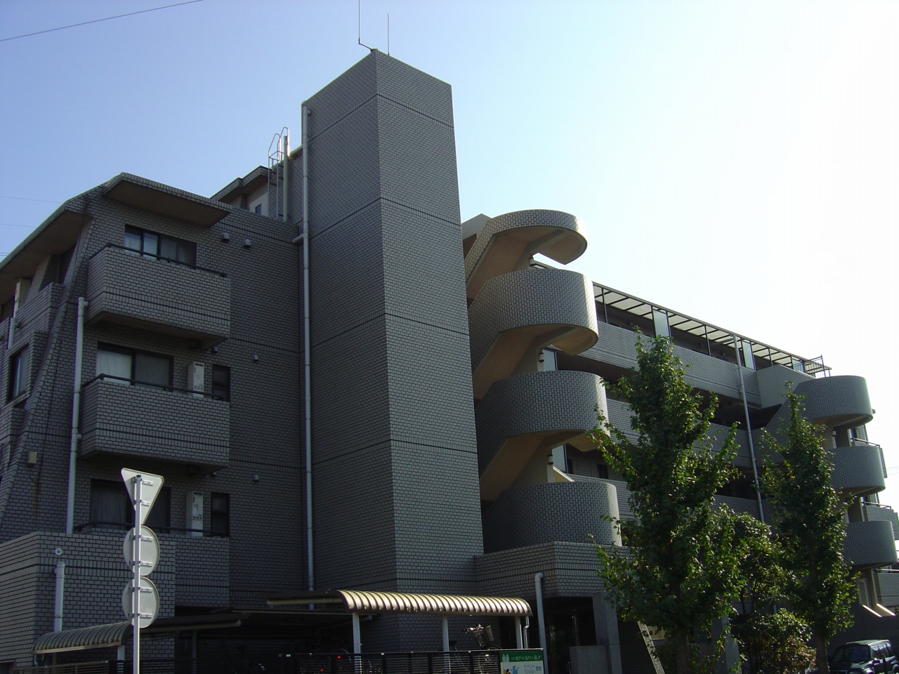 Building appearance. 5-story, Outer wall tile Zhang